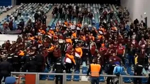 Scandal în Liga Naţională de handbal. Sute de suporteri ai Rapid Bucureşti, scoşi de jandarmi din tribune. VIDEO