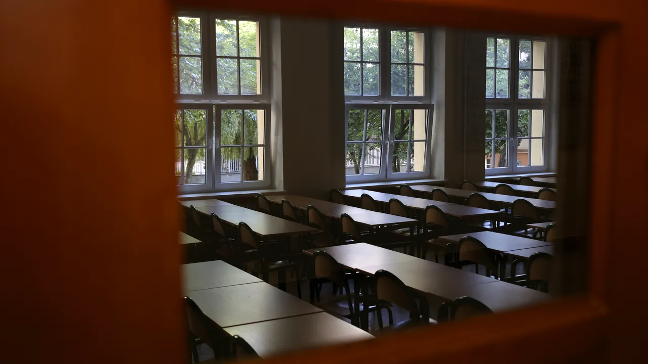 Proiect în Parlament pentru limitarea perioadei pentru care un profesor îşi poate bloca postul