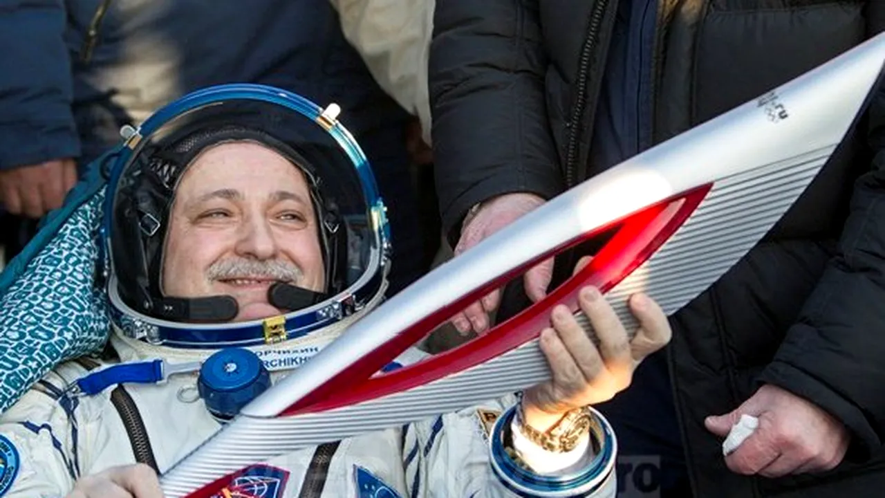 Torţa olimpică a revenit pe Pământ, după o IEŞIRE ISTORICĂ în spaţiu - FOTO
