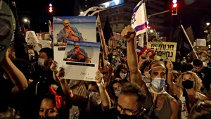 Mii de protestatari cer demisia lui Netanyahu în faţa reşedinţei premierului. Cei care nu vor să plece sunt luaţi pe sus de către poliţişti
