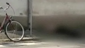 Trupul unui bărbat care a făcut infarct pe stradă, lăsat acolo aproximativ două ore - VIDEO
