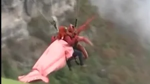 Spectacol cu parapanta, în costume inedite