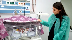 Aparatură de 23.000 de euro pentru prematuri, la Maternitatea Târgovişte, cu sprijinul Soranei Cîrstea