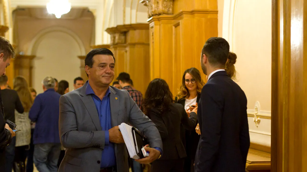 Calculele PSD pentru a trece moţiunea de cenzură împotriva lui Grindeanu. Peste 20 de parlamentari de la alte partide vor vota alături de PSD-ALDE/ Un deputat PSD recunoaşte deschis: 