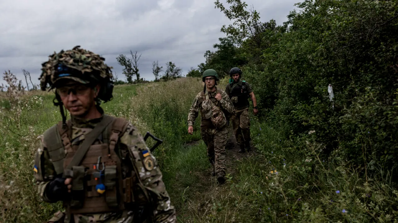 Războiul din Ucraina, ziua 1235. Doi morți și mai mulți răniți în Cernăuți în urma unui atac rusesc / Zelenski afirmă că livrările de ajutor militar au fost reluate