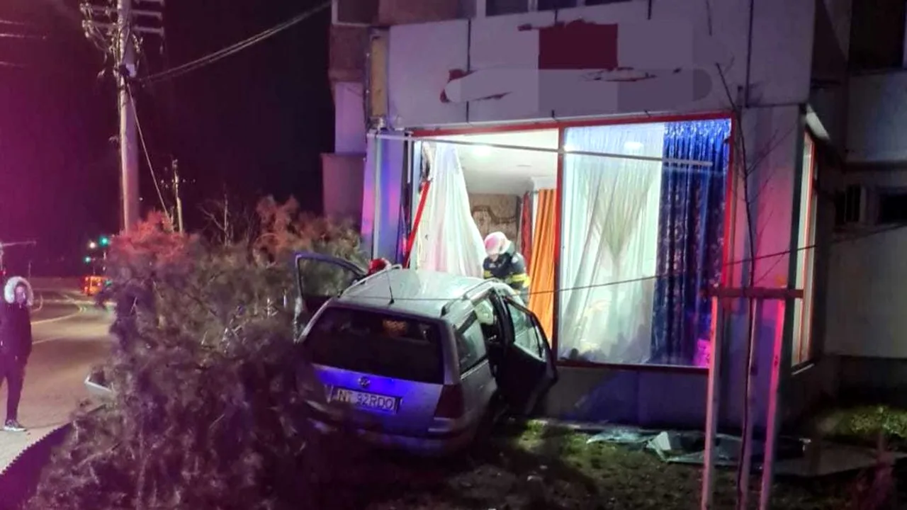 Un şofer a intrat cu maşina într-un magazin
