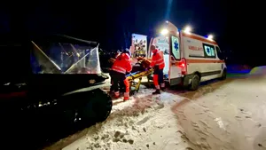 O femeie dintr-un sat izolat din Botoşani a fost salvată cu ajutorul unei şenilate