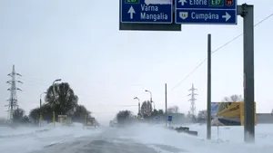 Drumuri blocate şi trafic închis din cauza viscolului - VIDEO