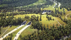 O autostradă cu şase benzi a fost construită sunt un parc urban pentru animale sălbatice

