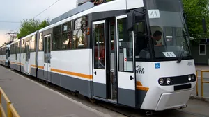 Accident grav pe linia tramvaiului 41 din Capitală. Circulaţia a fost reluată, după ce timp de 40 de minute a fost blocată 