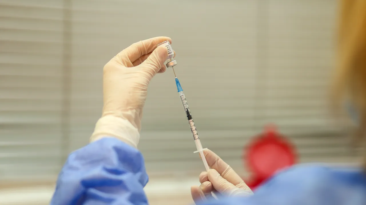 Un cetăţean străin s-a vaccinat la Periş: Trăiască România! Trăiască Europa! It rocks!