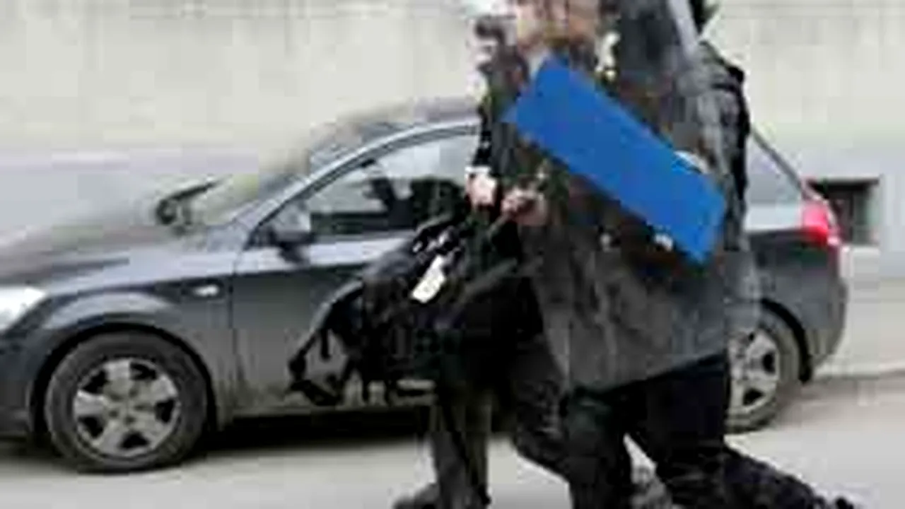 Mai mulţi tineri audiaţi la Secţiile 10 şi 12 reclamă abuzuri ale Poliţiei