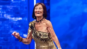 Pasiunea nu are vârstă. O dansatoare de 100 de ani continuă să impresioneze prin talentul său