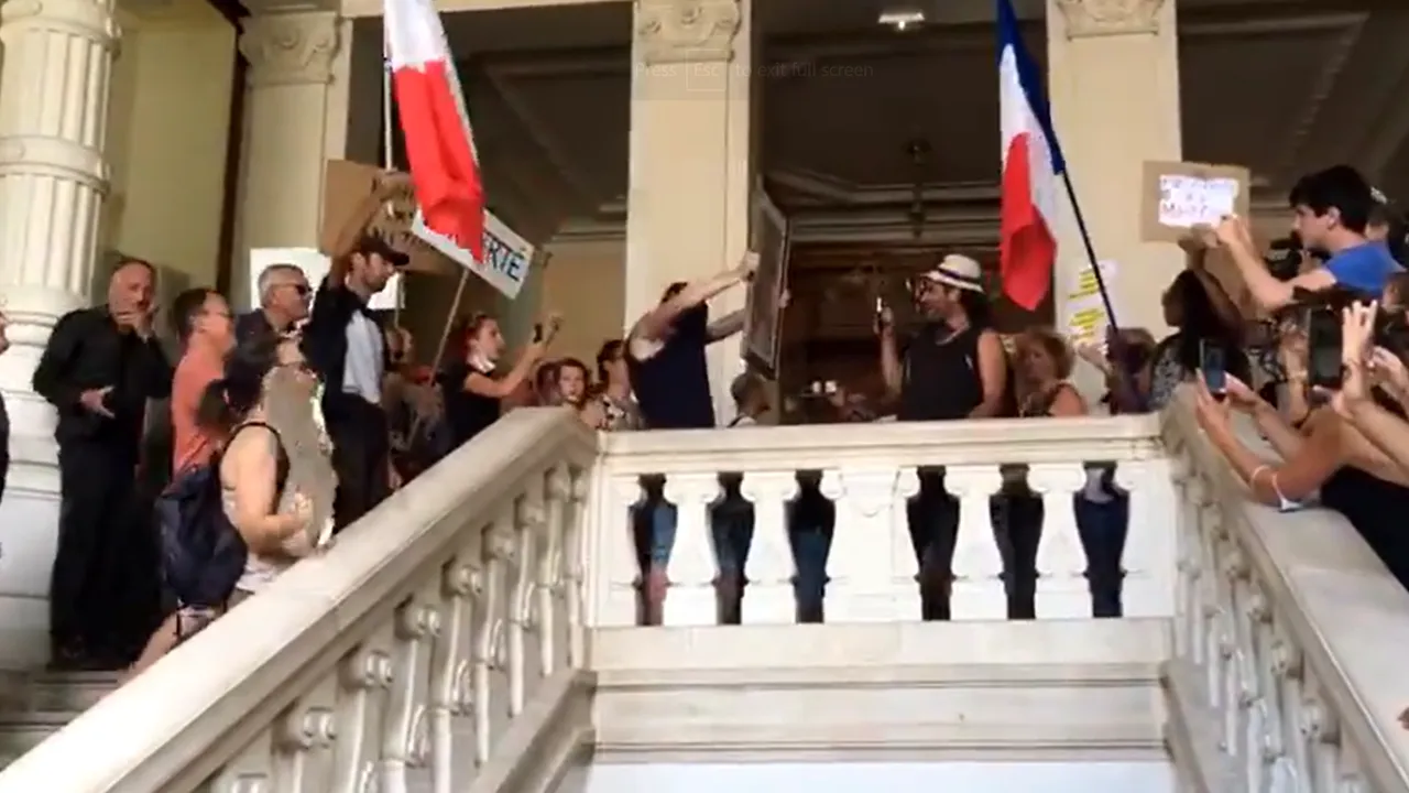 VIDEO Protestatarii antivaccinare au pătruns în sediul unei primării din Franţa şi cer demisia lui Emmanuel Macron