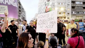 GALERIE FOTO VIDEO Protest în Capitală. Câteva sute de persoane au manifestat la sediul DNA