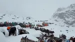 Blocaj pe Everest: un uriaș de gheață ține sute de alpiniști captivi la Tabăra de Bază
