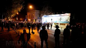 PROTESTE faţă de proiectul Roşia Montană: Aproximativ 700 de manifestanţi au blocat traficul în centrul Clujului