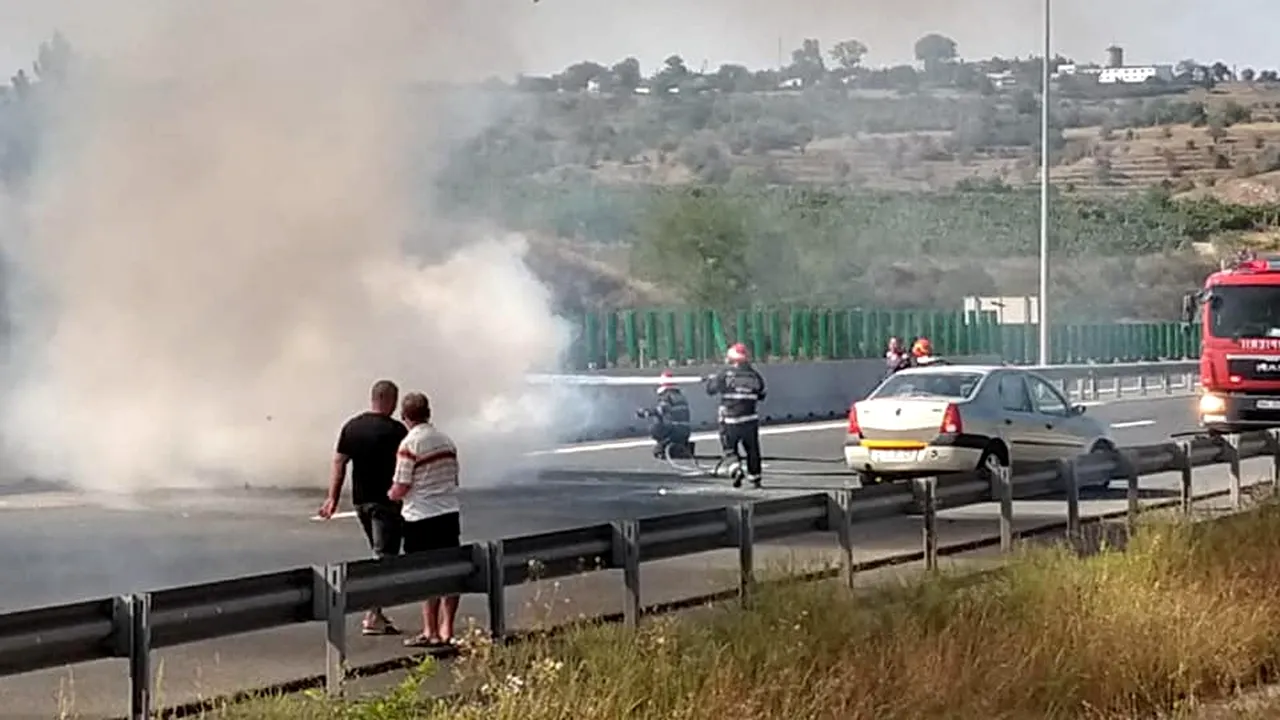 O maşină a izbucnit în flăcări pe Autostrada Soarelui, în urma unui accident/ Circulaţia pe sensul către Bucureşti, întreruptă | FOTO