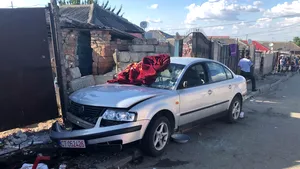Un mort şi mai mulţi răniţi, după ce o maşină condusă de un minor a intrat într-un grup de oameni / VIDEO