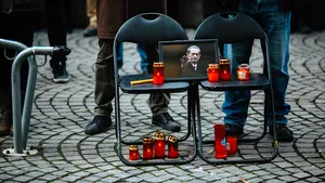 Al şaptelea flashmob în faţa sediului PSD Sibiu. De ce au venit oamenii cu genţi de voiaj 