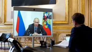 Emmanuel Macron a vorbit cu Vladimir Putin despre criza din Belarus / Angela Merkel a discutat cu Aleksandr Lukaşenko