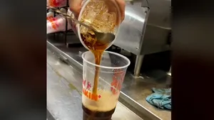 VIDEO Un angajat al unui fast-food face o mărturisire. Ce sfat le oferă clienţilor în filmuleţele sale devenite virale