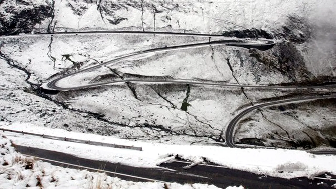 Zăpadă de 40 cm şi viscol pe Transfăgărăşan. Se circulă în condiţii de iarnă