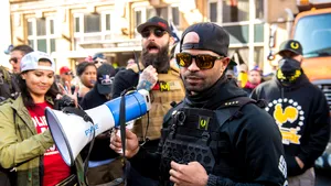 Liderul grupului de extremă dreapta Proud Boys a fost arestat după ce a ars un steag al mişcării Black Lives Matter