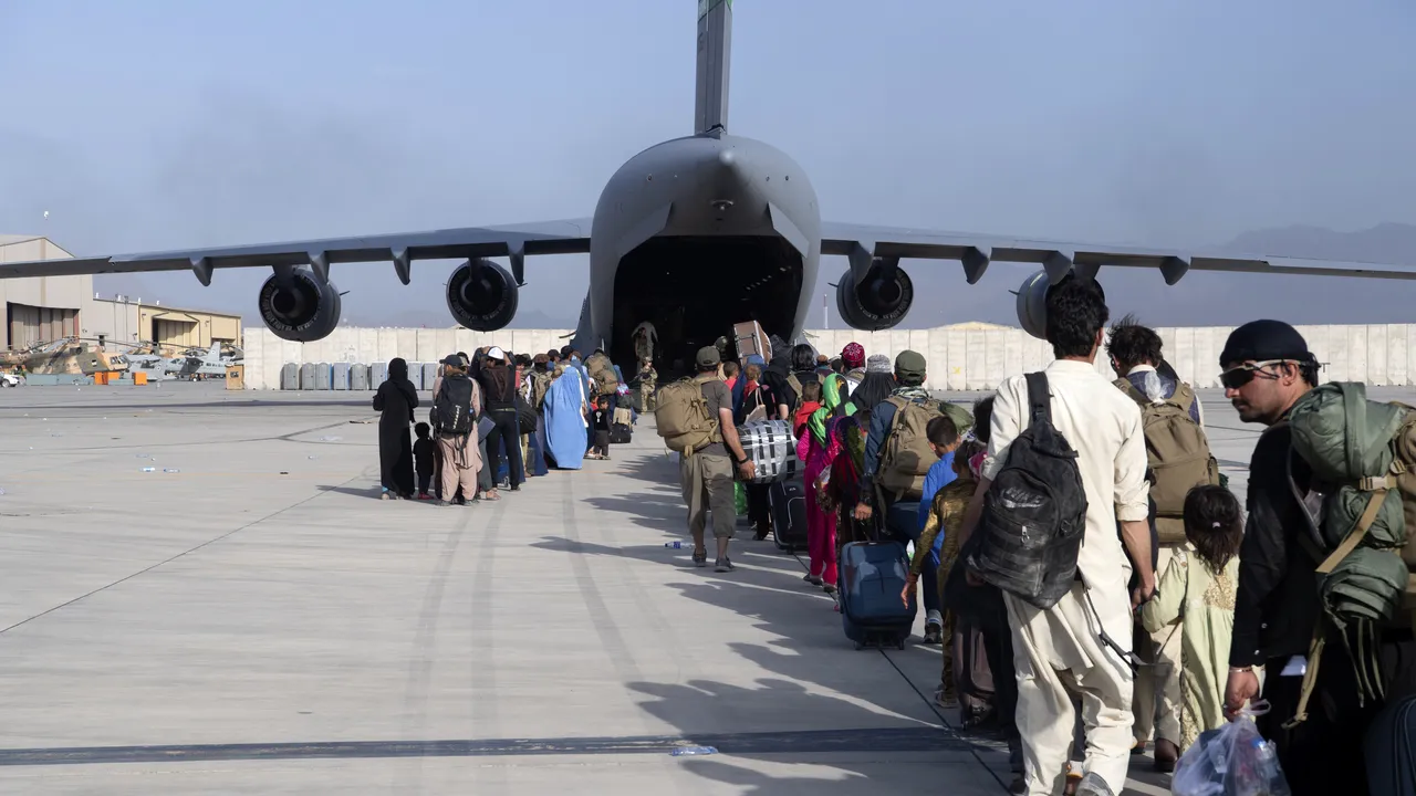 Un student cu bursă în România şi doi jurnalişti cu familiile lor, evacuaţi din Kabul. Anunţul MAE