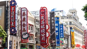 Noi restricţii COVID în oraşe chinezeşti, de la întreruperea activităţii comerciale la închidere 