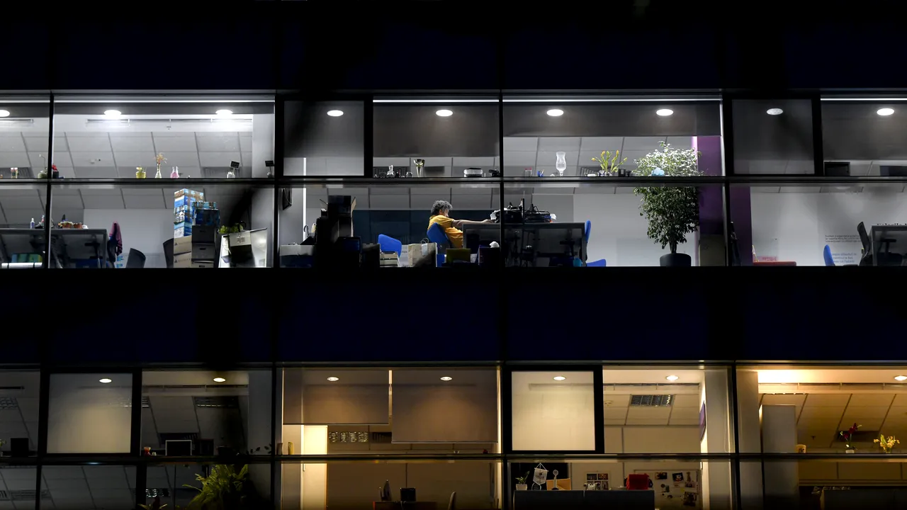 Companiile plătesc chirii pentru spaţiile locative goale