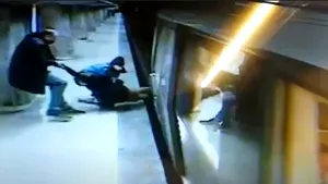 VIDEO Incident tragic, evitat în ultima clipă în Capitală. O fată a fost salvată de pe şine în staţia de metrou Dristor