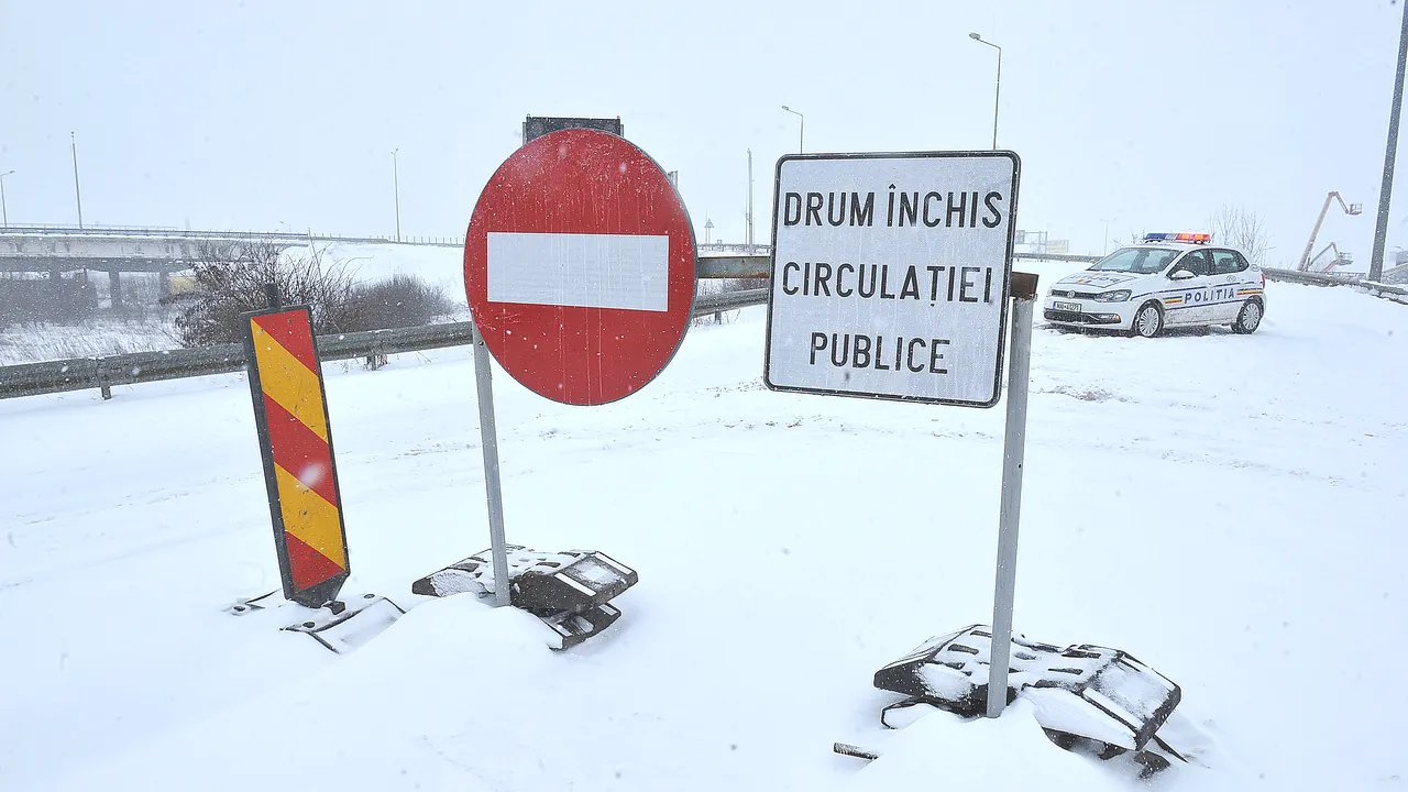 Iarna loveşte cu putere în Moldova. Circulaţia a fost oprită pe trei drumuri naţionale: lista sectoarelor blocate marţi dimineaţă / Elevii din Moldova şi din Muntenia învaţă de acasă / Probleme şi pe calea ferată: şine rupte, trenuri anulate