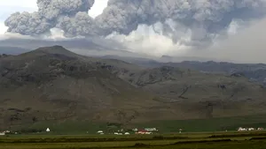 Vulcanul islandez emite cantităţi enorme de cenuşă şi nu se anticipează o acalmie