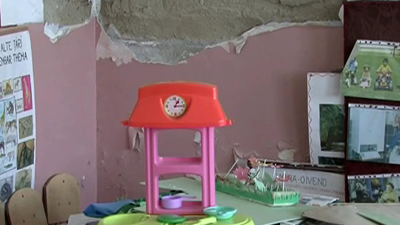 REPORTAJ: Copiii dintr-un sat vrâncean vor învăţa în spaţii improvizate, pentru că şcoala stă să cadă - FOTO