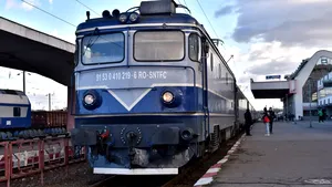 CFR anunță că e oprită circulația trenurilor pe distanța Izvoru Oltului - Izvoru Mureșului - Voşlobeni. De ce e restricționat traficul
