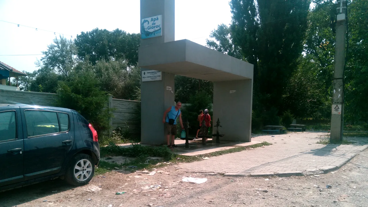 DOLJ: 200 de localnici dintr-un sat folosesc apă nepotabilă, mulţumiţi că este apă „şi aşa”- FOTO