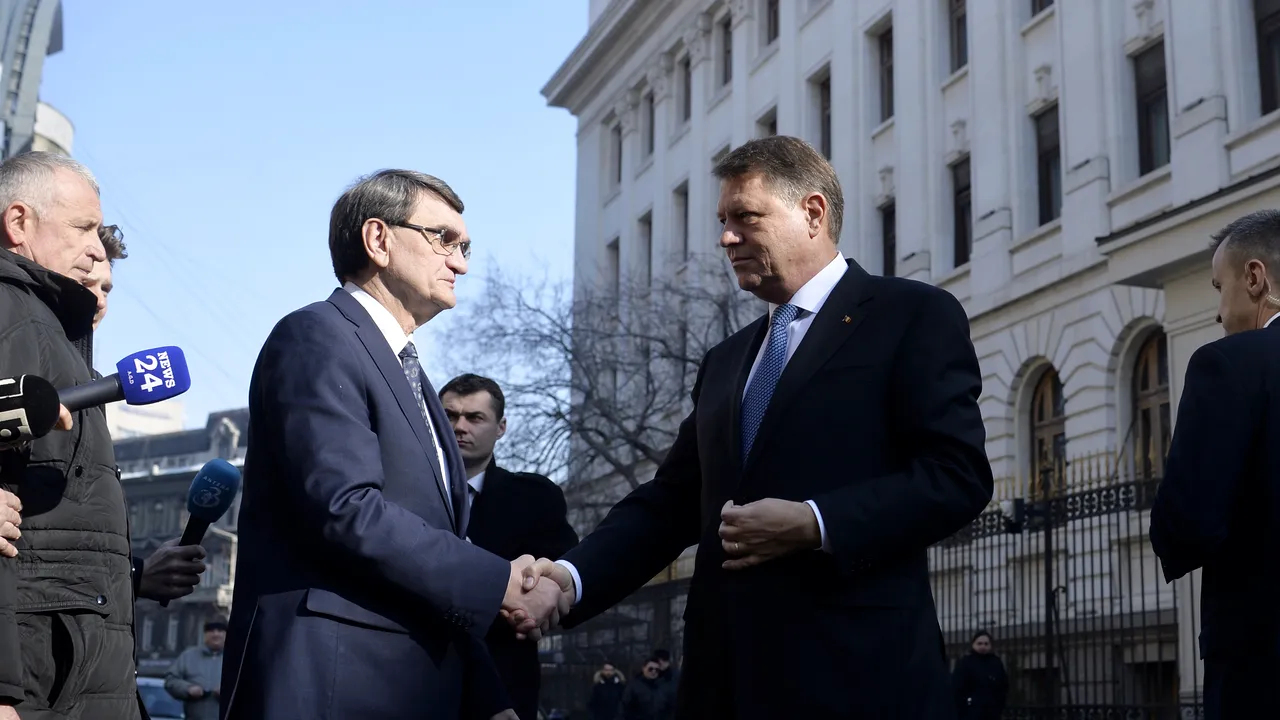 Iohannis s-a dus la Avocatul Poporului pentru a cere susţinere pentru sesizarea CCR: Această instituţie are toate instrumentele să atace ordonanţa/ Preşedinte invocă un precedent