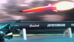 Iran a dezvăluit o înfricoşătoare rachetă hipersonică: „Fattah” poate depăşi de 15 ori viteza sunetului