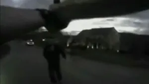 Un poliţist american refuză să împuşte un suspect, deşi acesta îl atacă - VIDEO