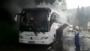 FOTO Un autocar cu 46 de persoane la bord a luat foc pe DN 1, în Azuga