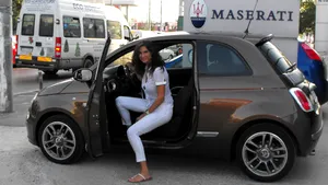 Ramona Bădescu îşi prezintă maşina, sâmbătă, la emisiunea 