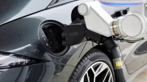 Un robot de la Hyundai încarcă maşinile electrice
