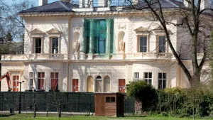 Palatele de rromi, scoase la licitaţie. Frica, dar şi plata disproporţionată a utilităţilor, alungă cumpărătorii