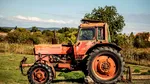 Un fermier și-a transformat vechiul tractor în vehicul electric. În plus, acesta va stoca energia electrică a casei