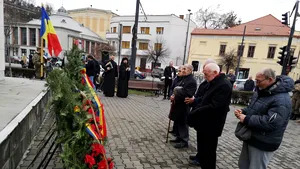 Lumânări aprinse şi coroane de flori în memoria foştilor deţinuţi politici anticomunişti | GALERIE FOTO