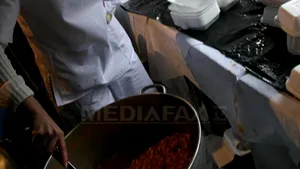 Băsescu, baie de mulţime şi în Piaţa Obor din Capitală. Un bărbat i-a pupat mâna