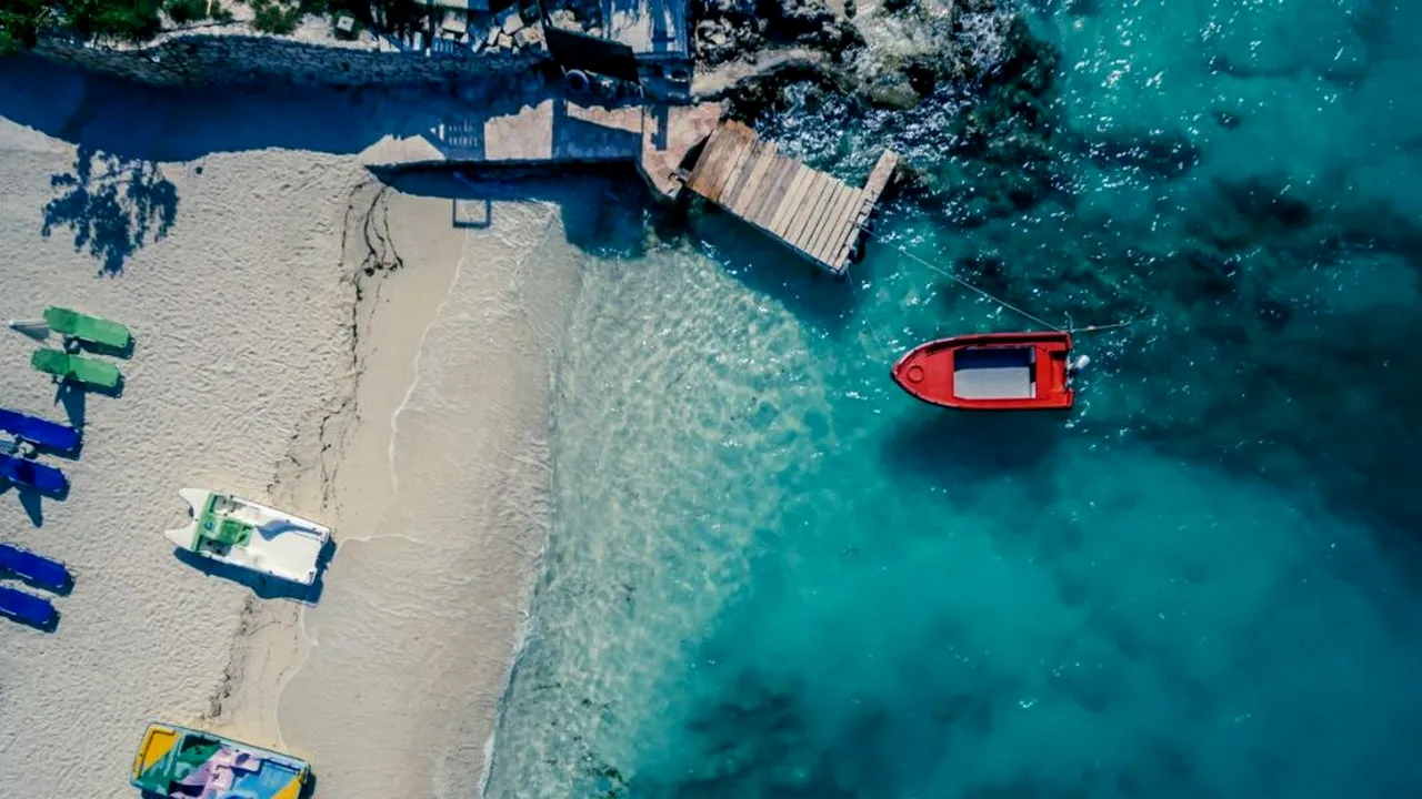Plajele unei țări balcanice i-au cucerit pe spanioli: cine cu 5 euro și peisaje paradisiace