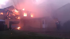 Incendiu puternic în cartierul Chitila: Două case cuprinse de flăcări, 22 de oameni evacuaţi