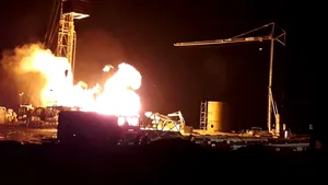 Incendiul din Satu Mare, nestins de opt zile. Culoar de trecere prin flăcări, creat de pompieri, pentru ca specialiştii să ajungă la gura sondei de gaz
